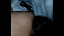 Белокурая лесбияночка всовывает анально-вагинальную цепочку в попку брюнетки